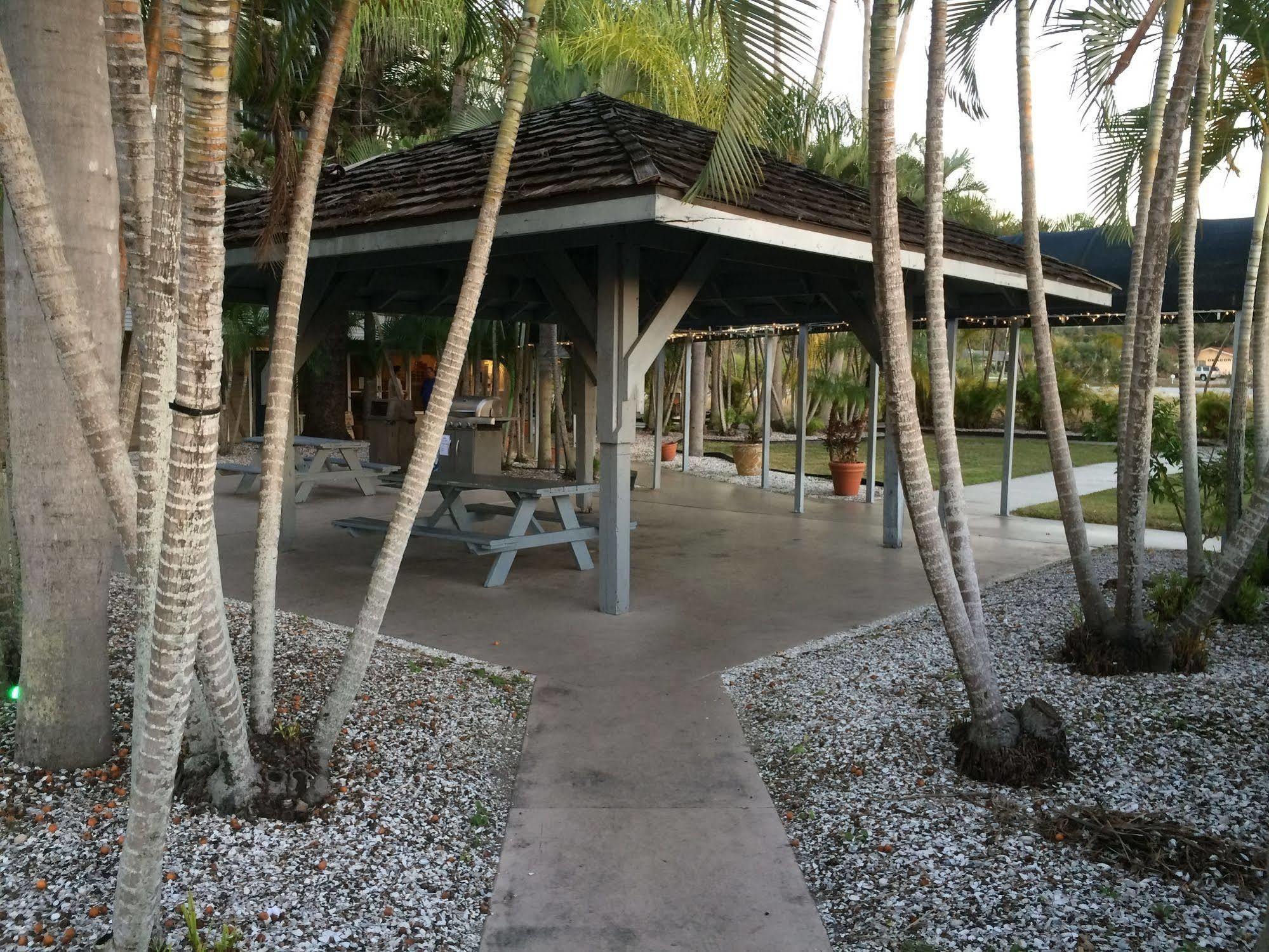 Lantern Inn & Suites - Sarasota South Bradenton Exteriör bild